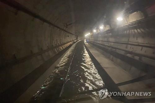 '터널 침수' 유로스타 하루만에 재개…일부 지연