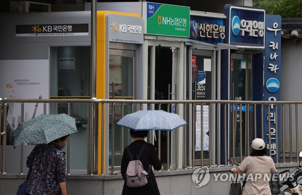 '돈잔치' 눈총에…은행 희망퇴직 조건 축소