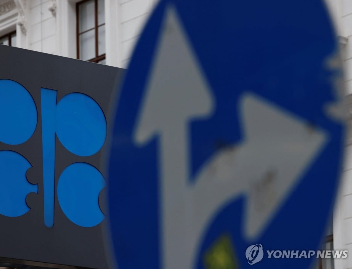 국제유가, OPEC+ 감산에도 2% 하락