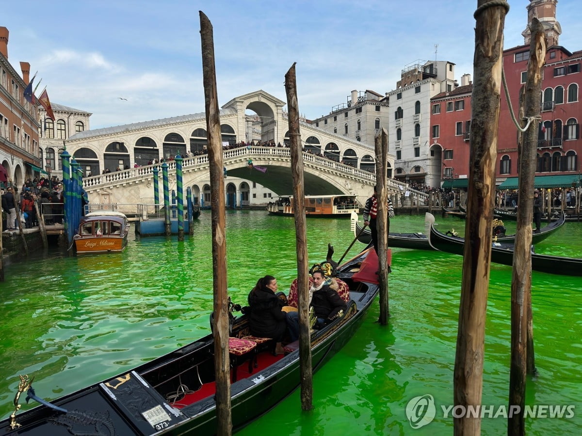 세계적 관광지서 강물이 온통 녹색으로 변했다