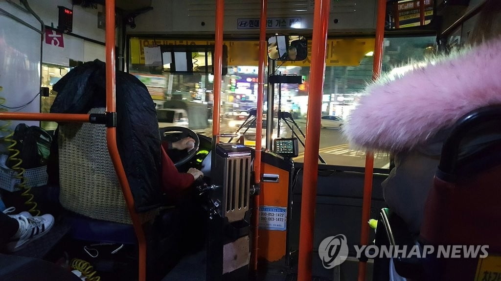 "말투가 왜 이래?"…버스기사 향해 주먹질