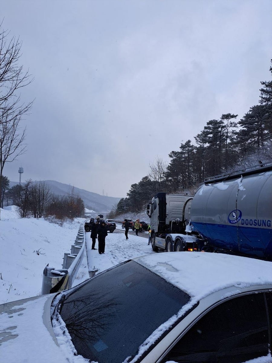 눈길에 '쾅쾅'…고속도로 터널 부근 잇단 추돌사고