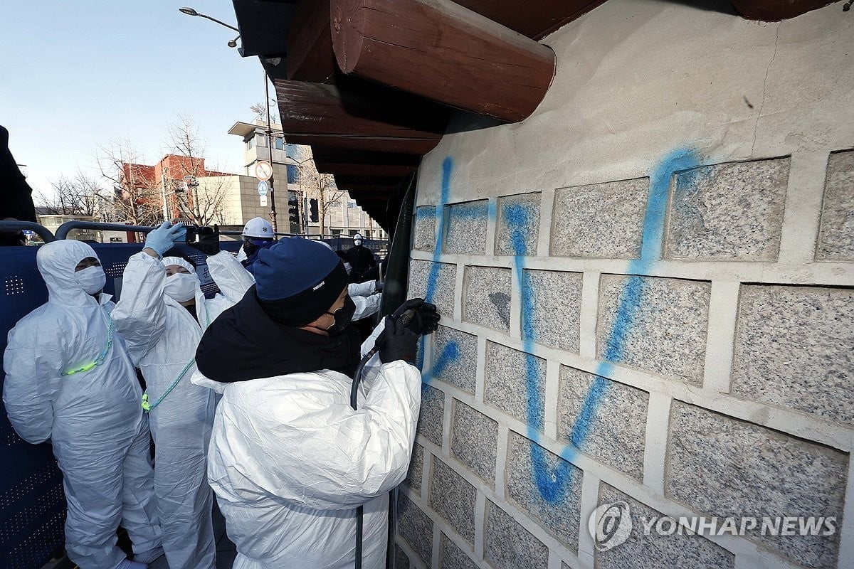 '경복궁 낙서' 용의자 2명, CCTV 피해 도주