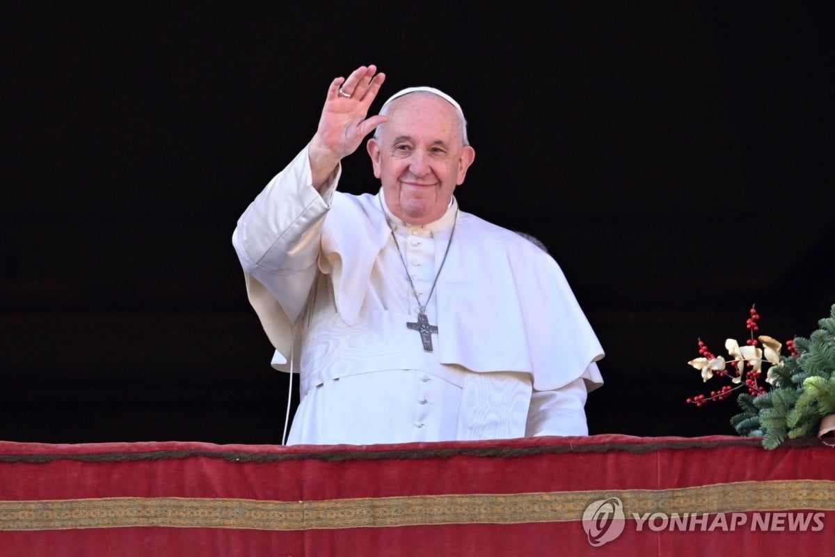 교황, '동성 커플 축복' 공식 승인…결혼 불인정