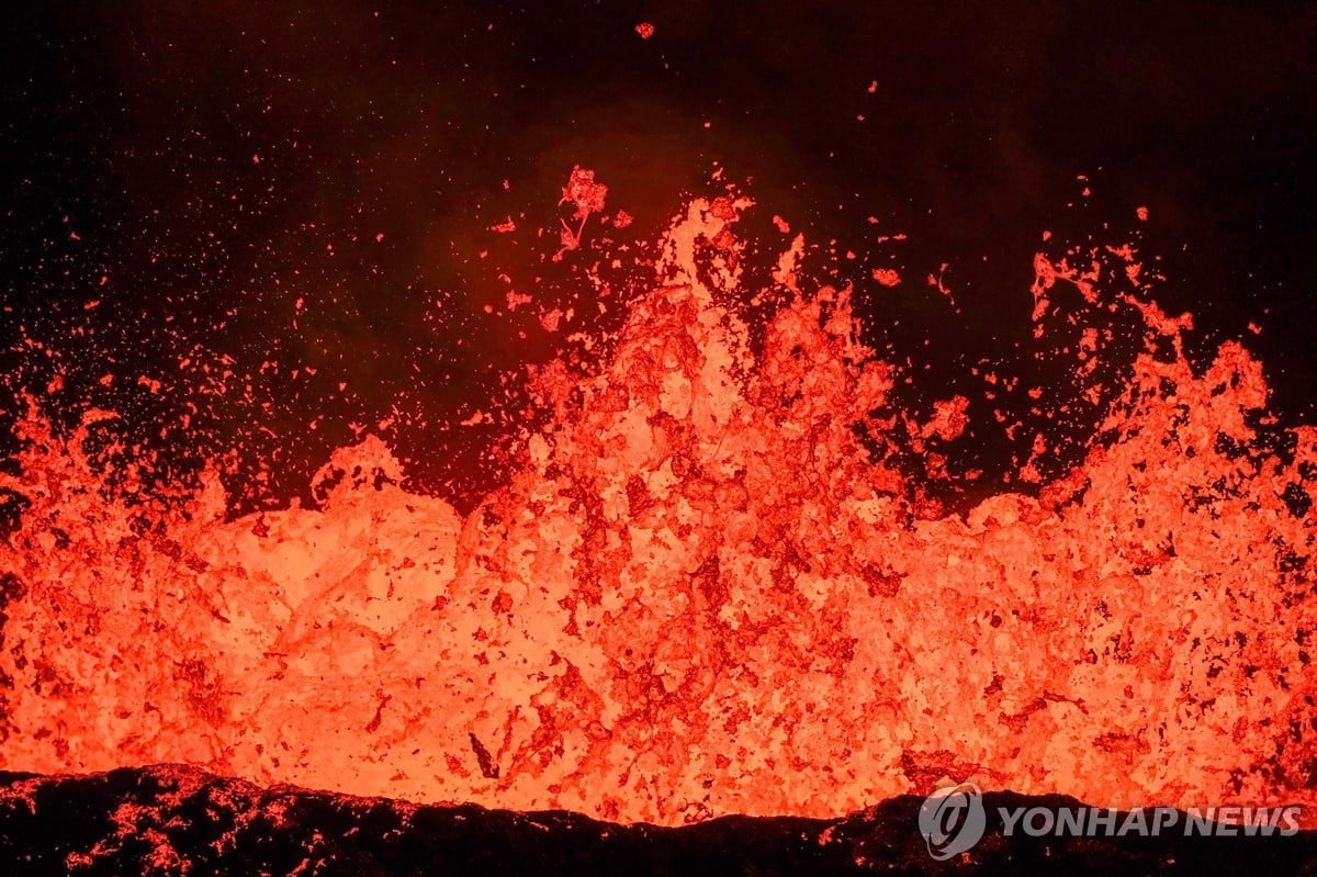 용암 '대폭발' 화산…경계수준 하향