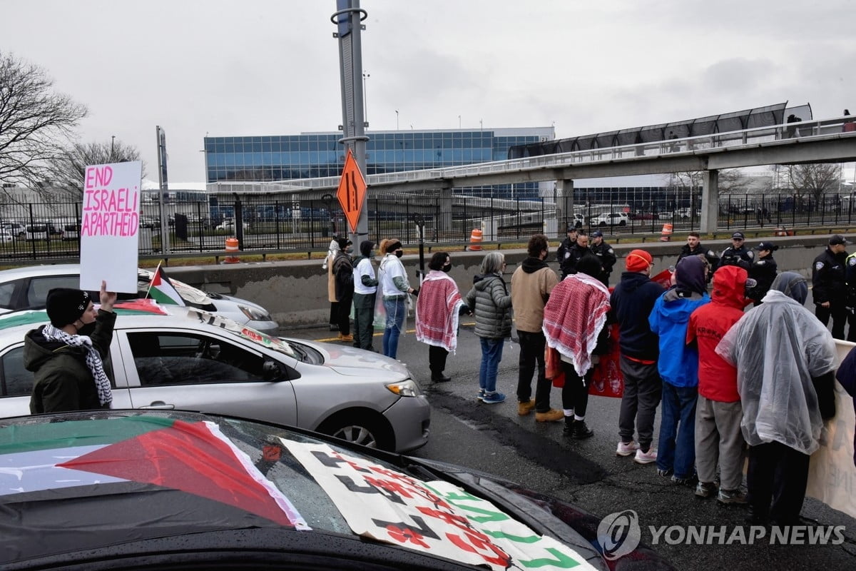 연말 뉴욕·LA 공항 진입로 봉쇄…무슨 일?