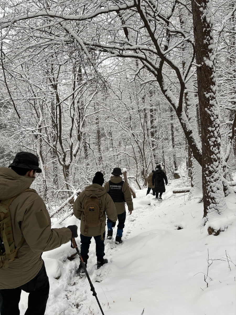 운동화 신고 설산 올라…무모한 등반 결국