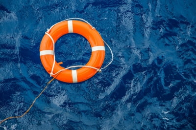 바다에 나타난 '슈퍼맨'...물에 빠진 운전자 구한 경찰