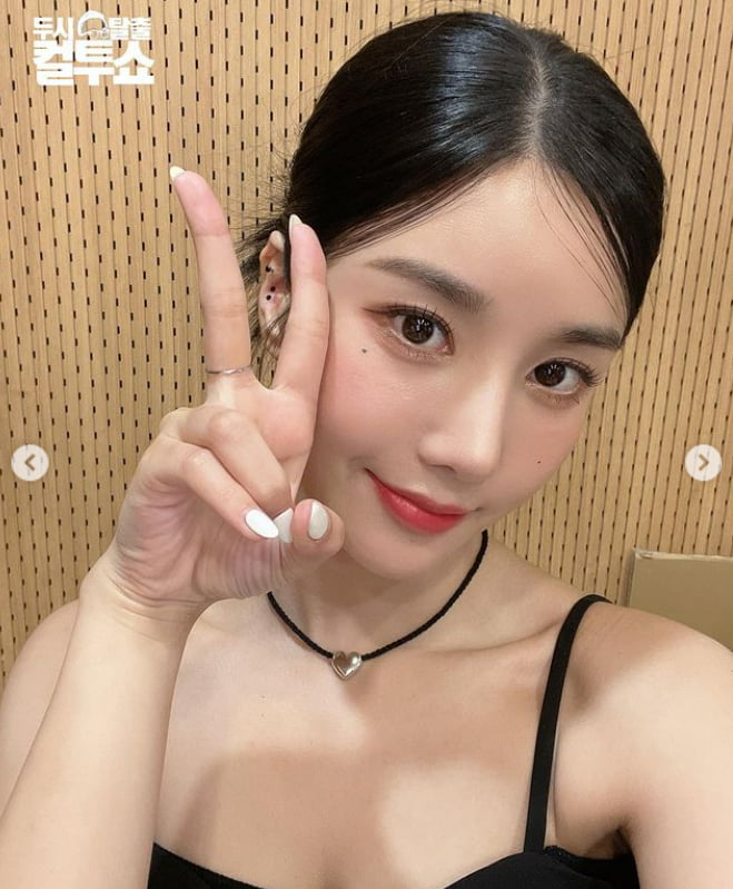 クォン・ウンビ、ミニワンピースで披露した肉感的なボディ
