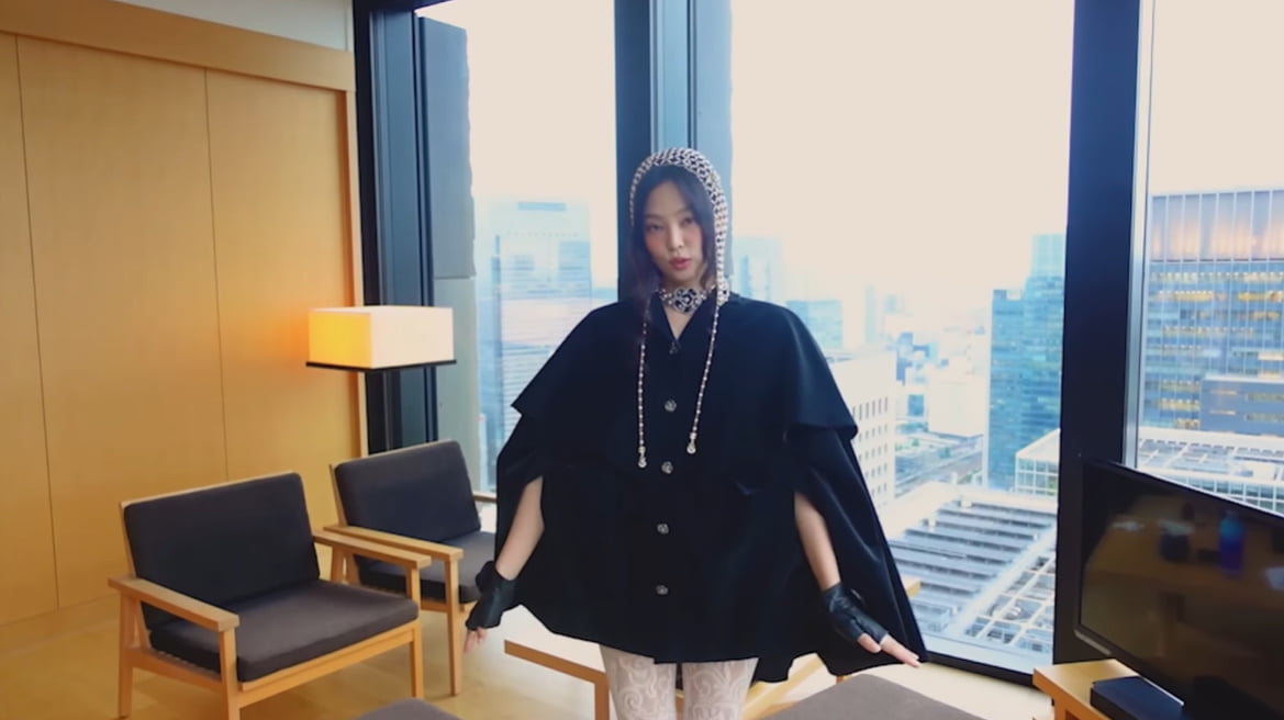 ジェニ、高い玉ねぎ網をかぶったレインコート少女
