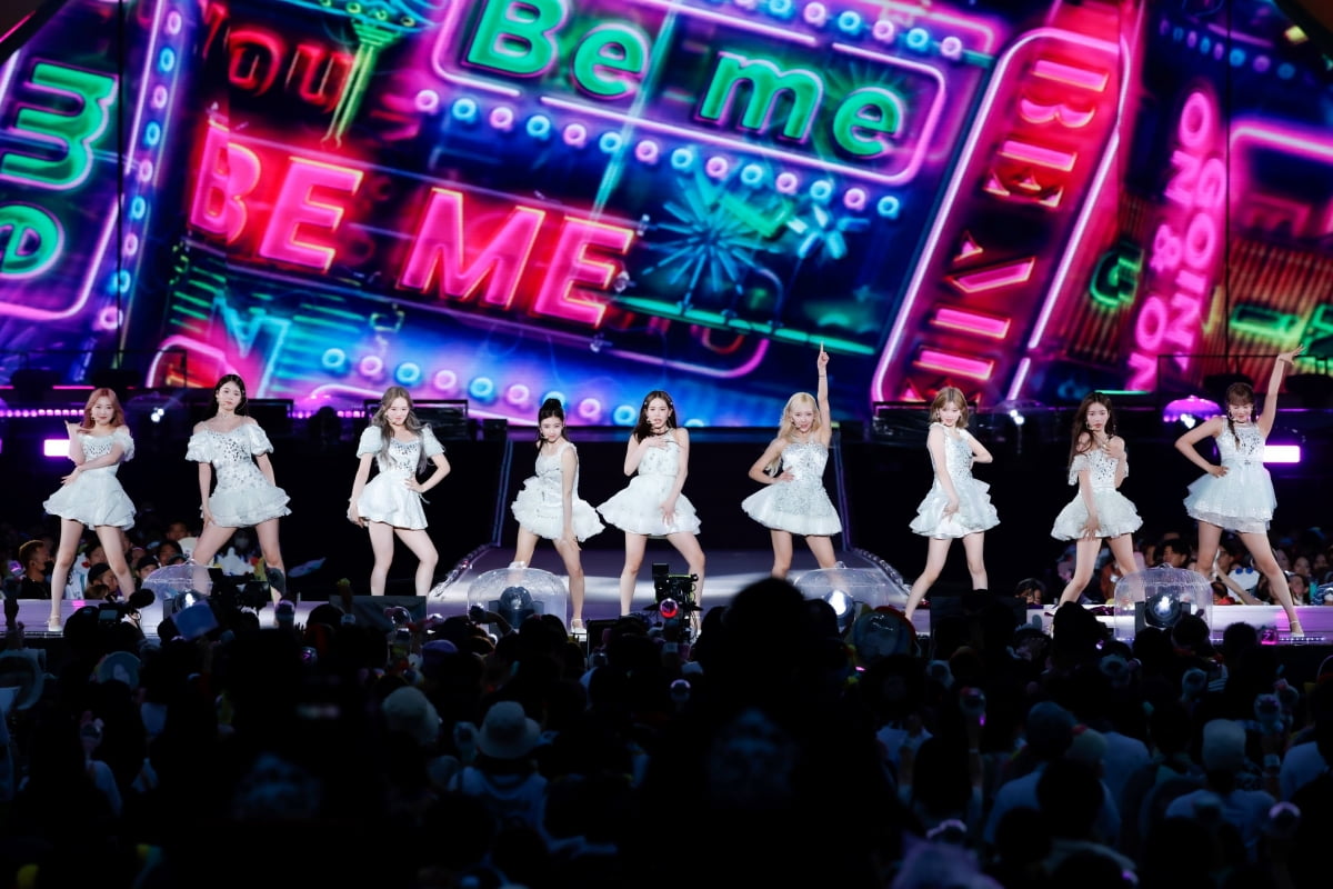 JYP日ガールズグループニジュ、デビュー初のスタジアム公演成功した仕上げ