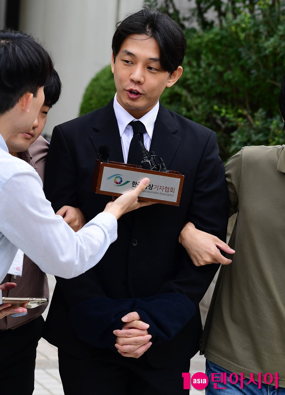 ユ·アインはどうやって拘束を免れたのだろうか?