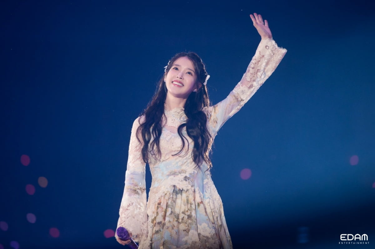 IU、「15周年ファンコンサート」にステージ+トーク+イベント+逆造工まで
