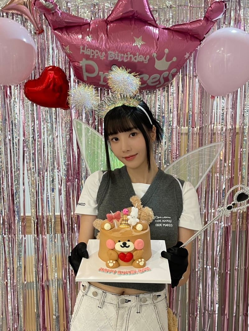「ウォーターボムの女神」クォン·ウンビ、誕生日なのに逆プレゼント