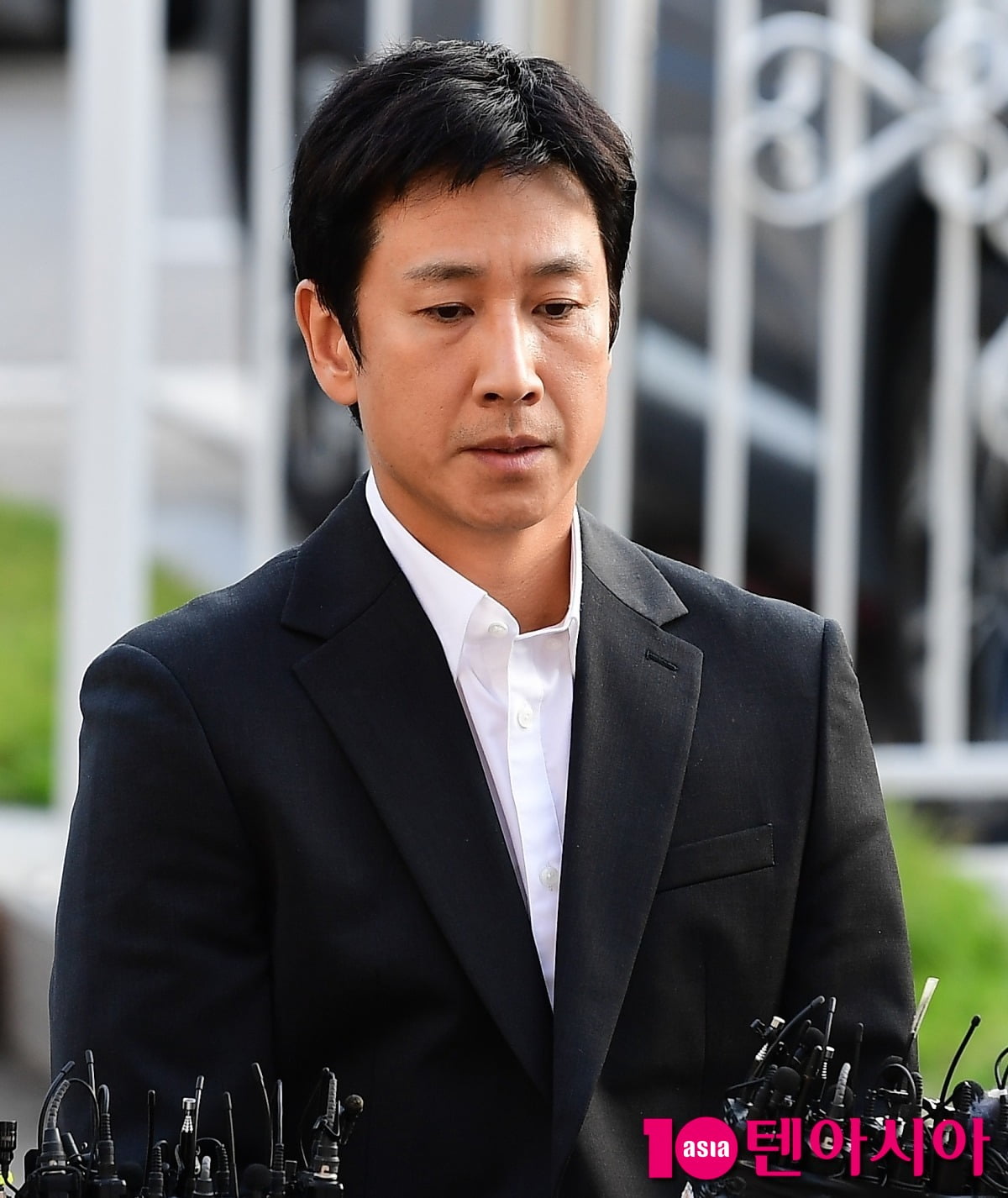 The late Lee Seon-kyun's funeral and burial place changed... Bong Joon-ho → Shin Dong-yup visits condolences for second day