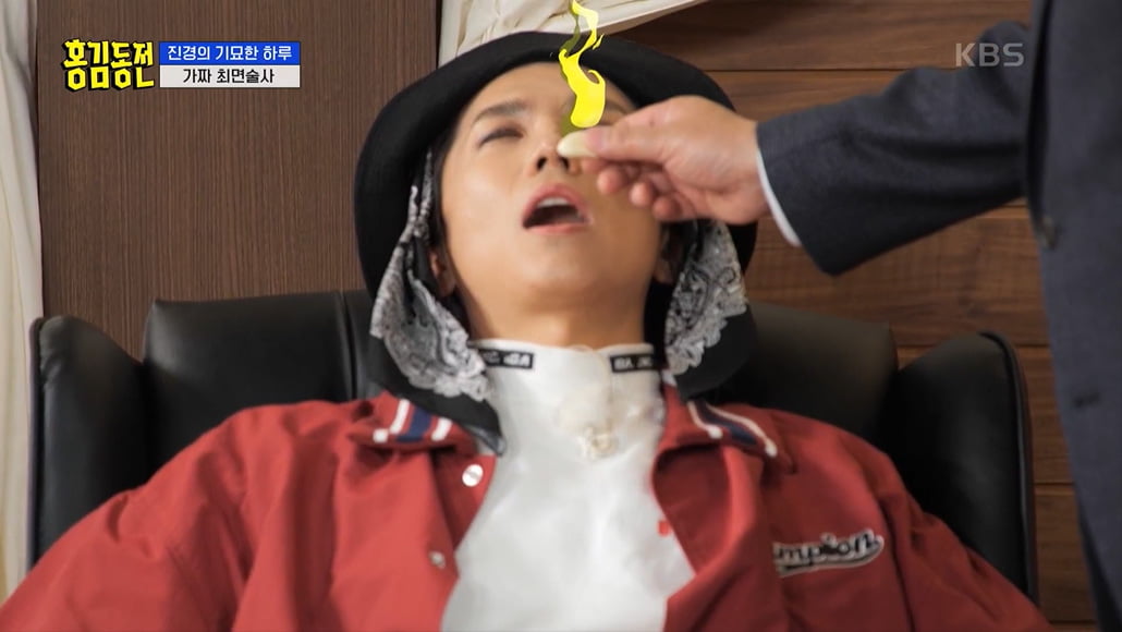 2PM Wooyoung chewed raw garlic to fool Hong Jin-kyung.