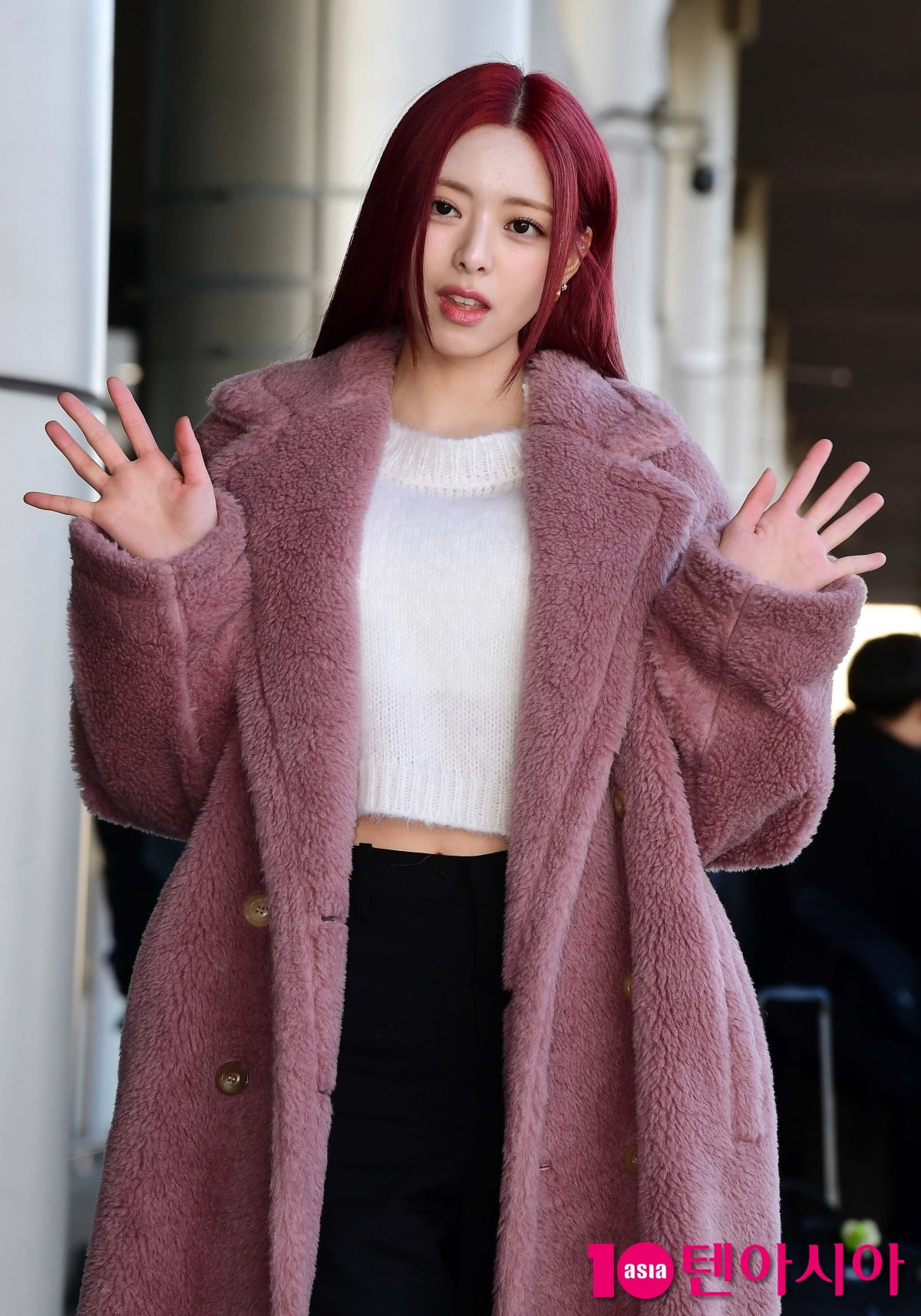 ITZY Yuna, a standout pink goddess... Sunshine beauty that melts the cold 