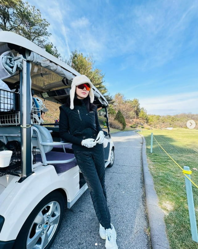 Sweet mom Son Ye-jin, last golf certification of the year... ♥Did Hyun Bin take another photo?