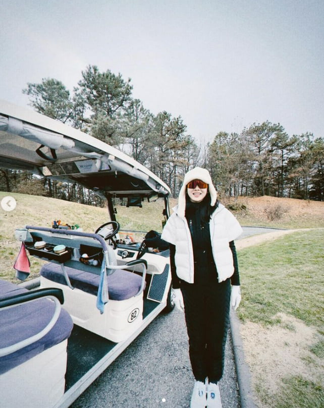 Sweet mom Son Ye-jin, last golf certification of the year... ♥Did Hyun Bin take another photo?