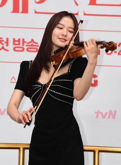 [TEN포토]황보름별 '멋진 바이올린 리스트'
