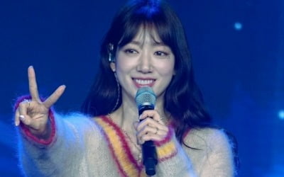 박신혜, '기획+진행+출연' 도맡은 팬미팅…한 명 한 명 위한 친필 메시지까지