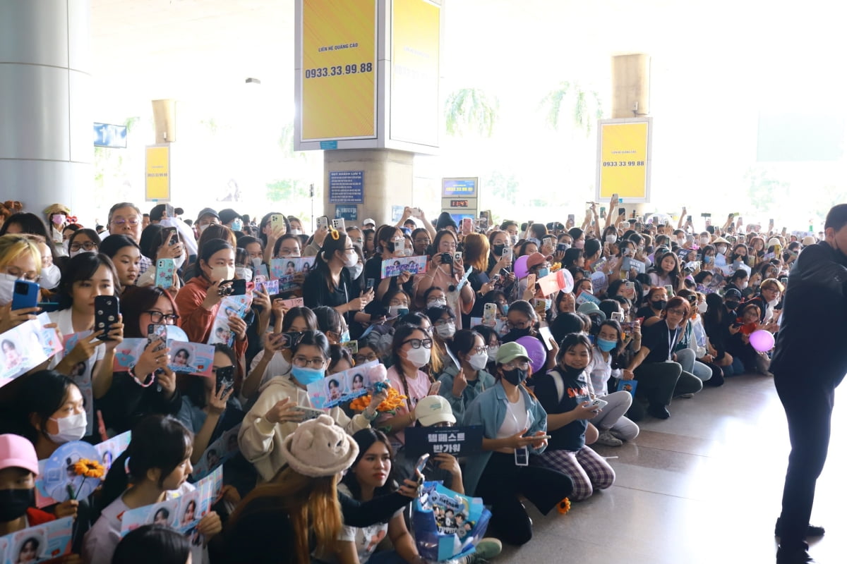 When Tempest appears, Vietnamese airports are filled with fans.