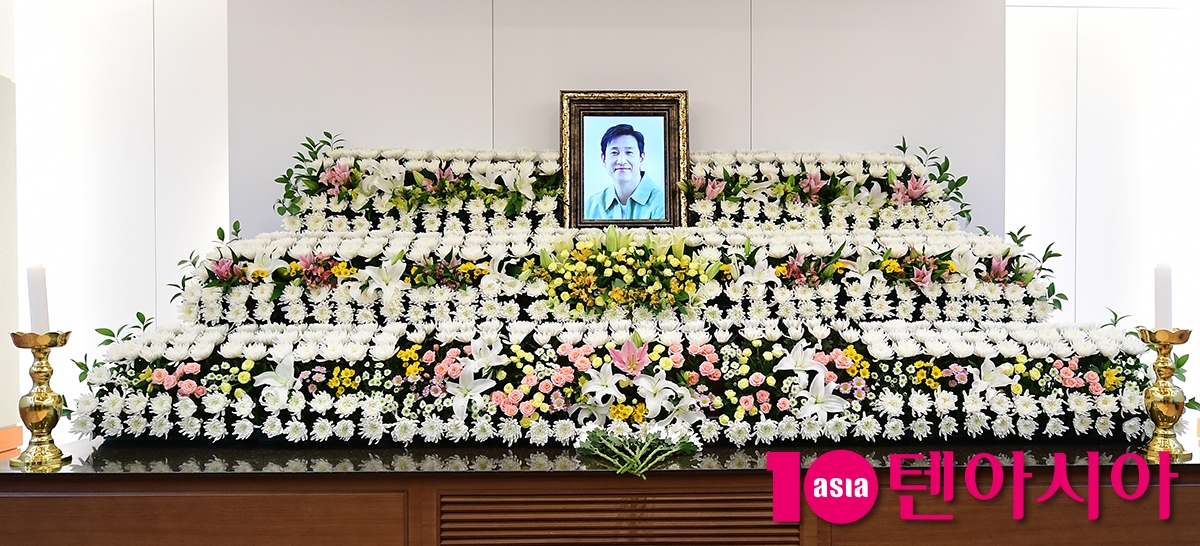 “A fierce and kind actor” Lee Sun-kyun, memorialized on the second day of his sad news… Strict observance of today’s entrance ceremony