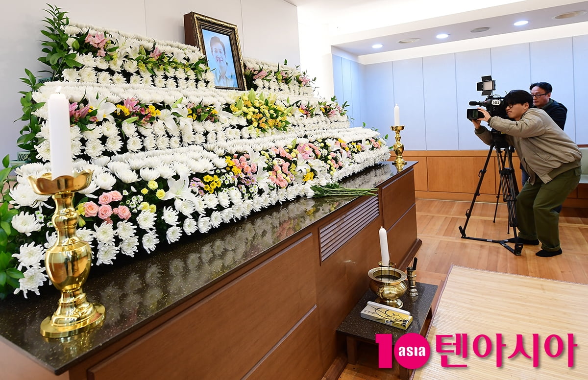 the agency of the late Lee Seon-kyun, "The funeral is private, and the uproar by some media and YouTubers is cruel."
