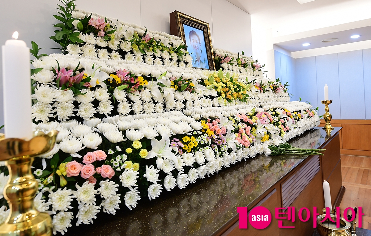 the agency of the late Lee Seon-kyun, "The funeral is private, and the uproar by some media and YouTubers is cruel."