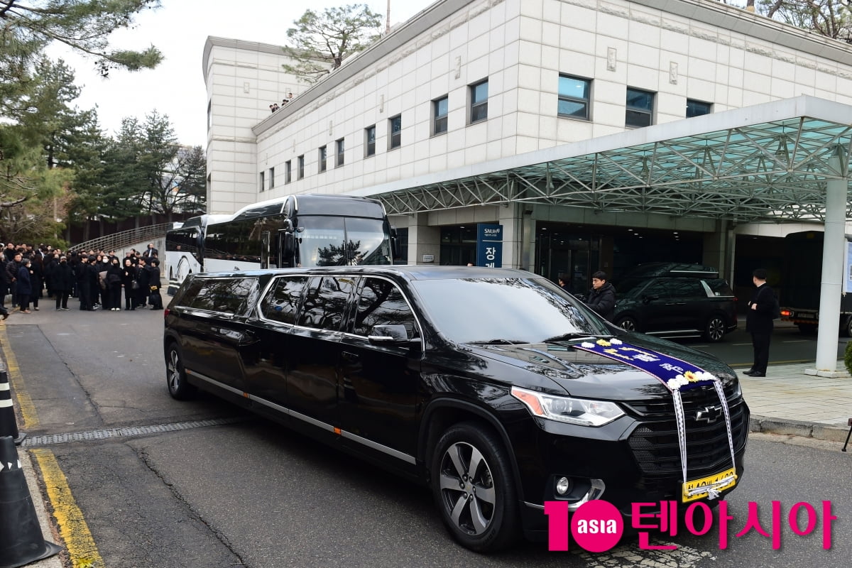 [종합] 故이선균, 전혜진·두 아들과 영화계 동료들 눈물 배웅 속 영면 