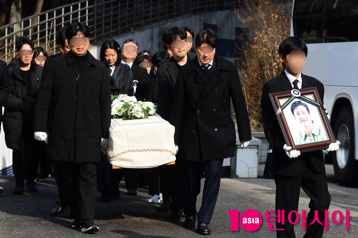 [종합] 故이선균, 전혜진·두 아들과 영화계 동료들 눈물 배웅 속 영면 