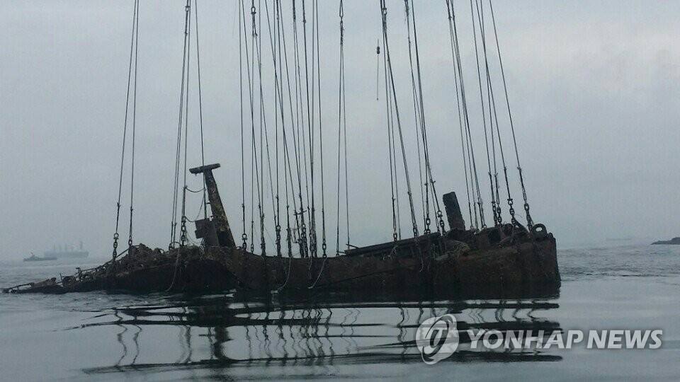 인천 앞바다 침몰한 400t급 바지선…석달째 인양 안돼 방치