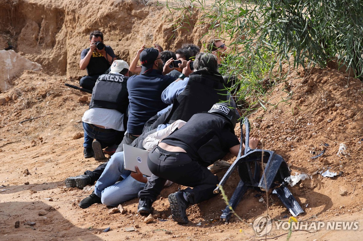 "생존 희망 없다"…목숨 걸고 가자 참상 전하는 팔 언론인들