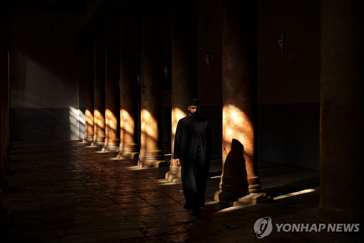 전쟁에 성탄 행사 취소…어둠에 잠긴 '예수 탄생지' 베들레헴