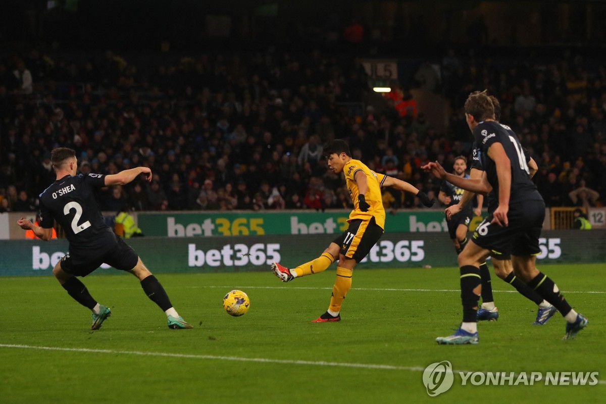 황희찬, 번리전 결승포로 8호골…EPL 두 자릿수 공격포인트 달성