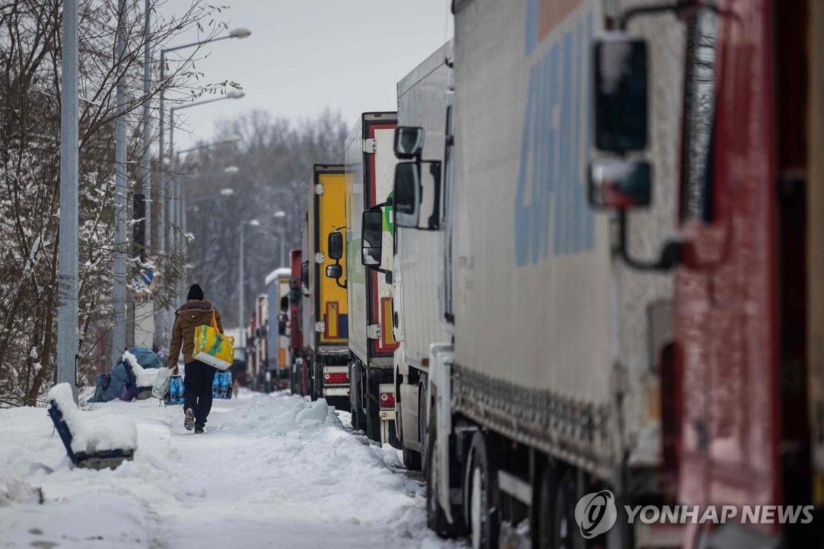 '전황 교착' 우크라, 국경 트럭 시위에 군 지원품 반입도 지연