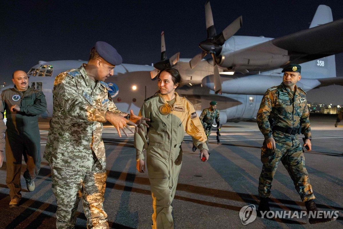 군복 입은 23살 요르단 공주, 가자에…의료품 공수작전 참여