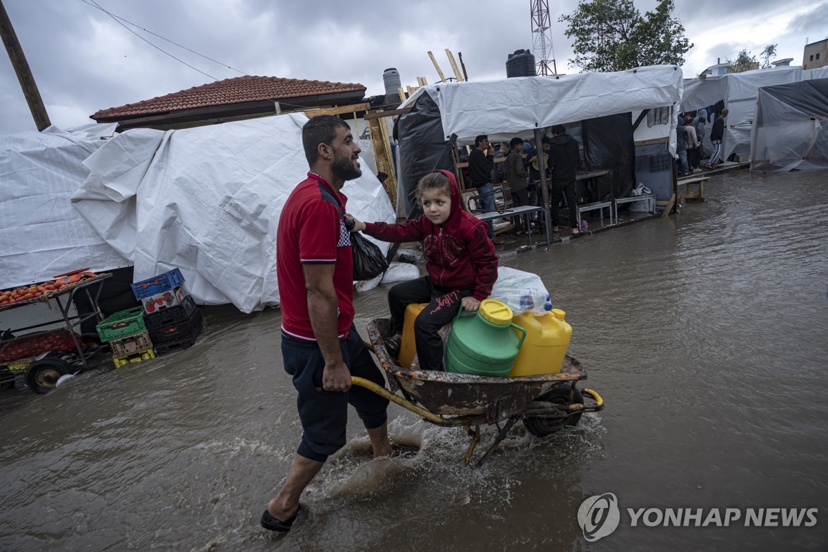 인도주의 참사에 물난리까지…가자지구 폭우에 피란민 고통 가중
