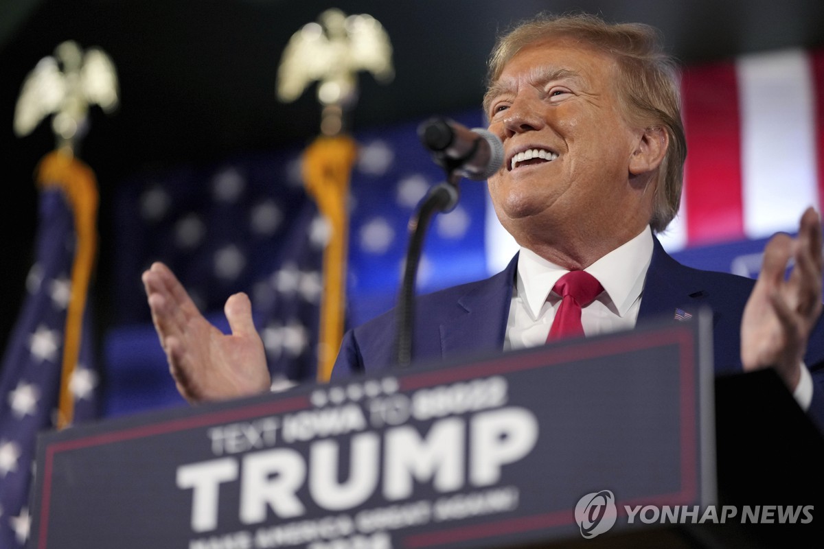 '2기 독재 논란' 트럼프, '독재자 될 거냐'에 "첫날만"