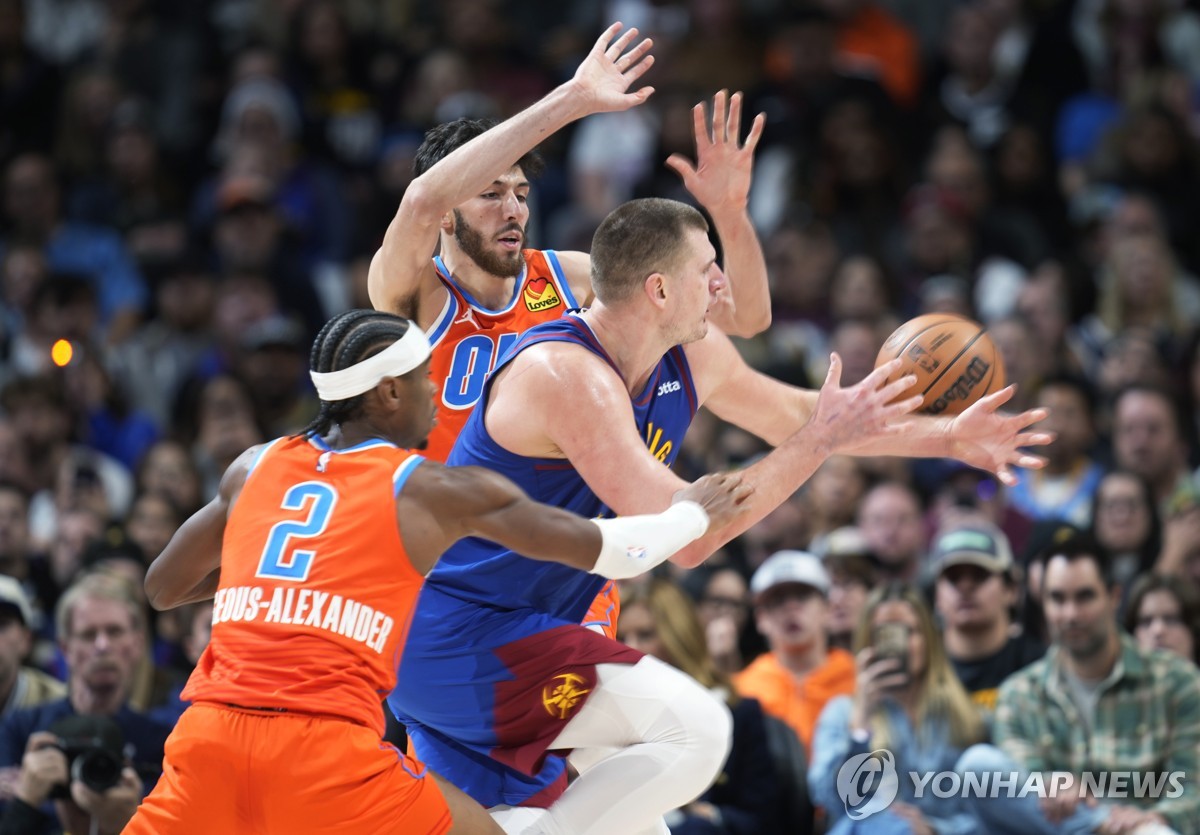 엠비드, NBA MVP 2연패 정조준…요키치는 접전 끝 패배