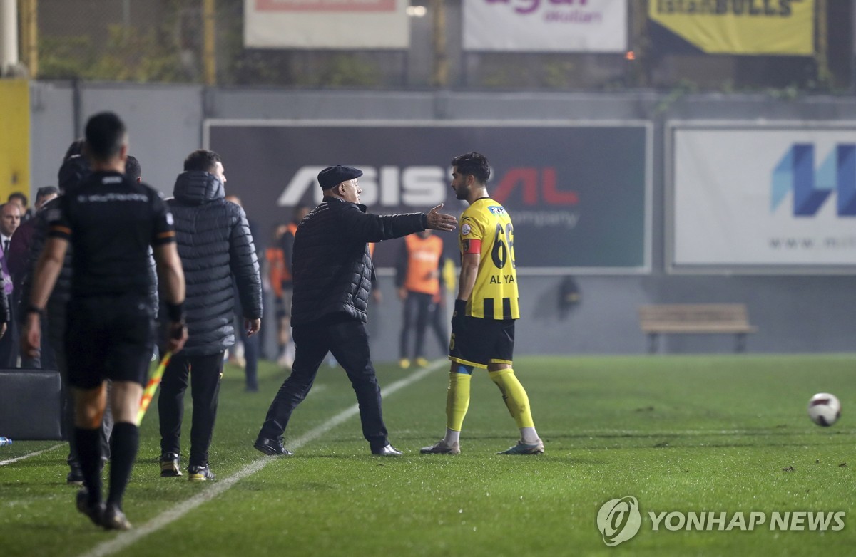구단 회장 "선수 다 빼!"…튀르키예 축구, 판정 불만에 또 중단