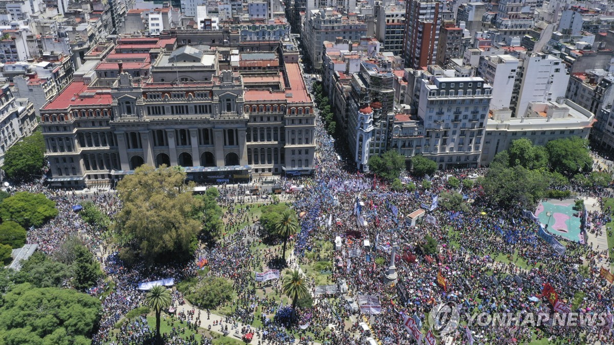 아르헨, 20여개 법령 일괄개정 시도…'개혁 속도전'에 시민 반발