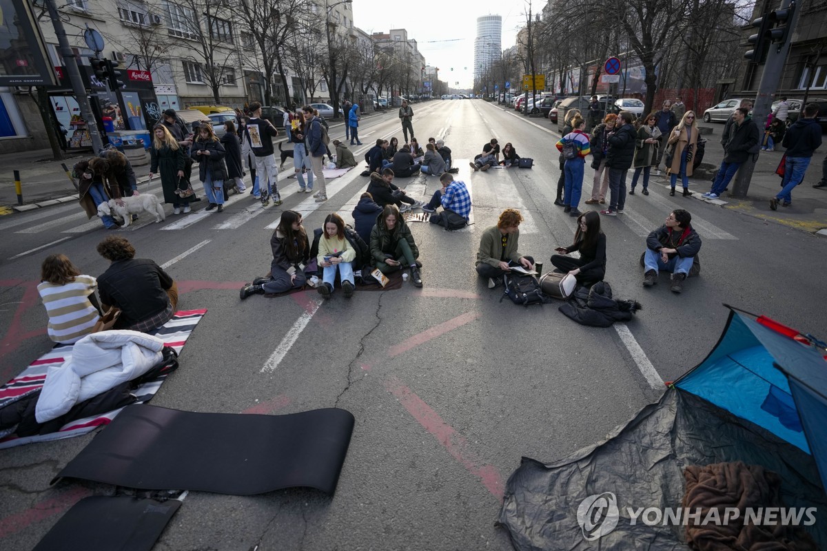 "선거 도둑맞았다"…세르비아 대학생들 도로서 연좌시위