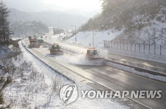 "겨울철 블랙아이스 주의"…고속도 결빙 교통사고 치사율 16.1명