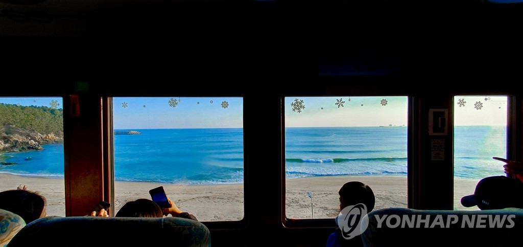 성탄절에 마지막 운행한 동해안 바다열차…"추억 속으로"