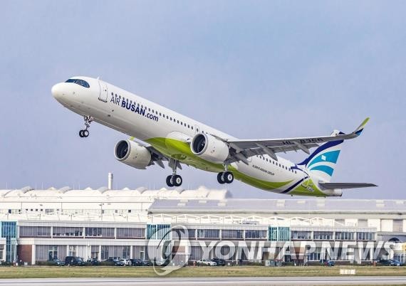 "가덕신공항 거점 항공사 필요"…에어부산 분리 매각 여론 확산