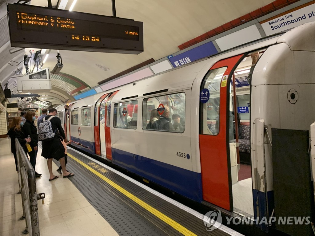 런던 지하철 전력끊겨 승객 4시간 갇혀…철로 걸어 탈출