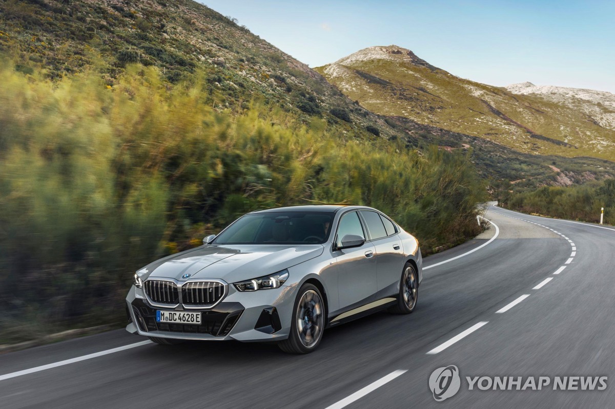 BMW i5, 올해 가장 안전한 車…기아EV9·벤츠C300 '우수차' 선정