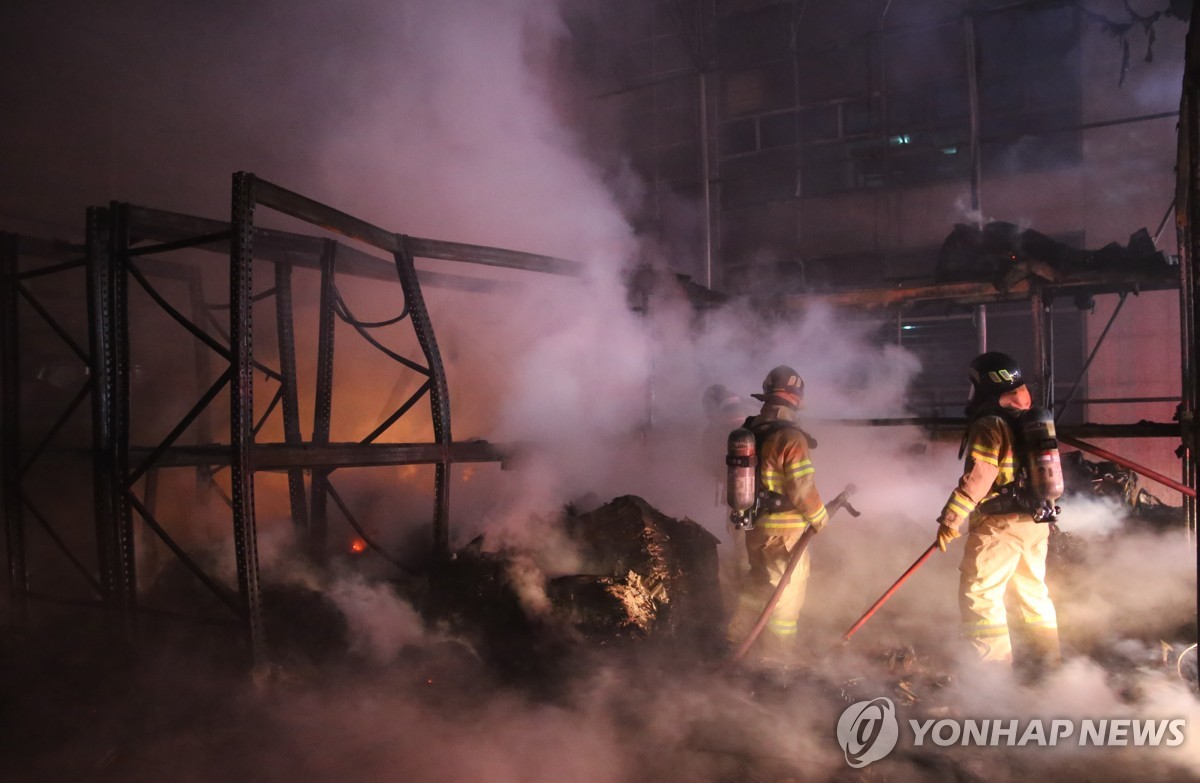 거제 25층 아파트서 한밤 불…19명 연기 흡입·250여명 대피