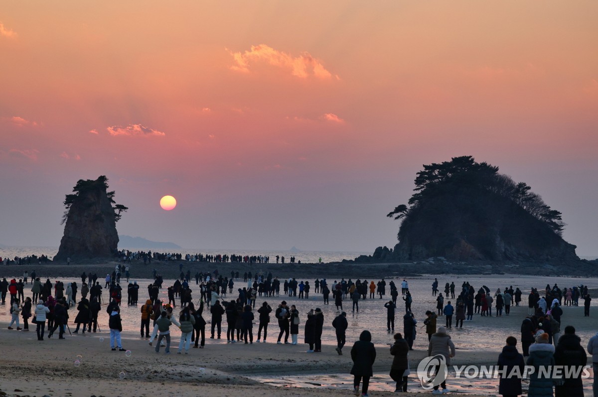 새해 첫 일출 독도서 7시 26분…전국서 대체로 볼 수 있어